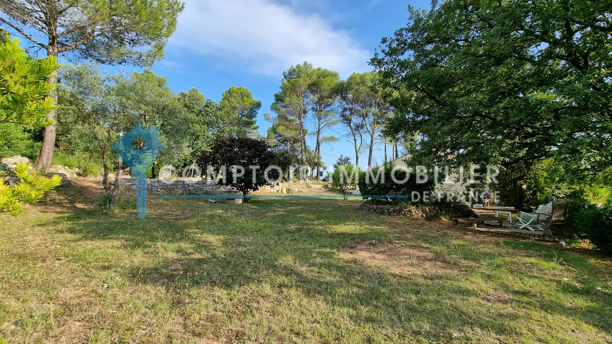 Terrain constructible de 900 m² à vendre à Flayosc dans un quartier résidentiel calme 