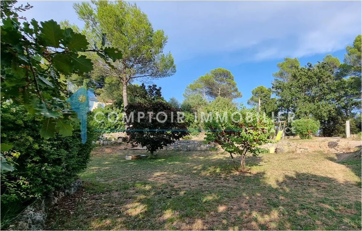Terrain constructible de 900 m² à vendre à Flayosc dans un quartier résidentiel calme 