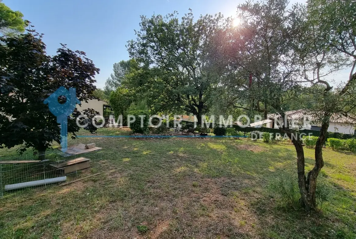 Terrain constructible de 900 m² à vendre à Flayosc dans un quartier résidentiel calme 