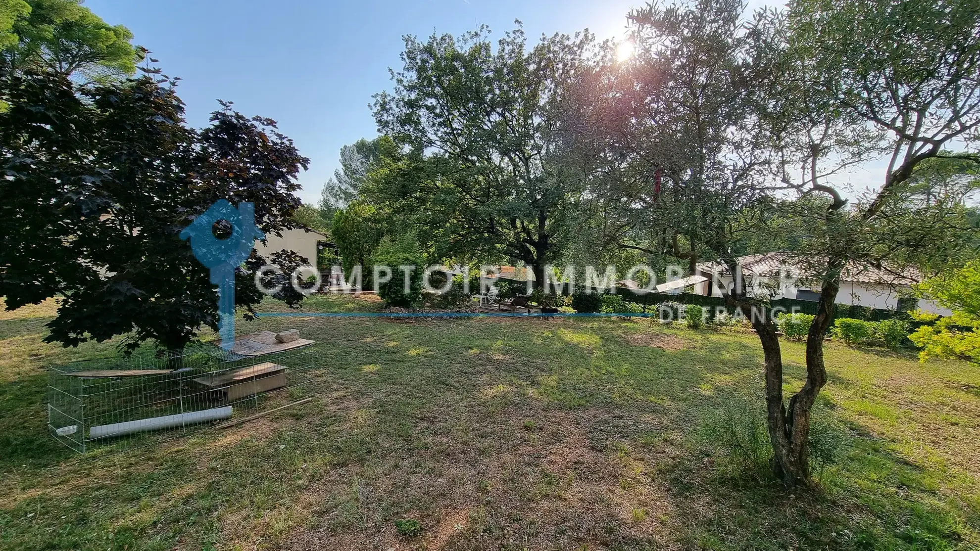 Terrain constructible de 900 m² à vendre à Flayosc dans un quartier résidentiel calme 