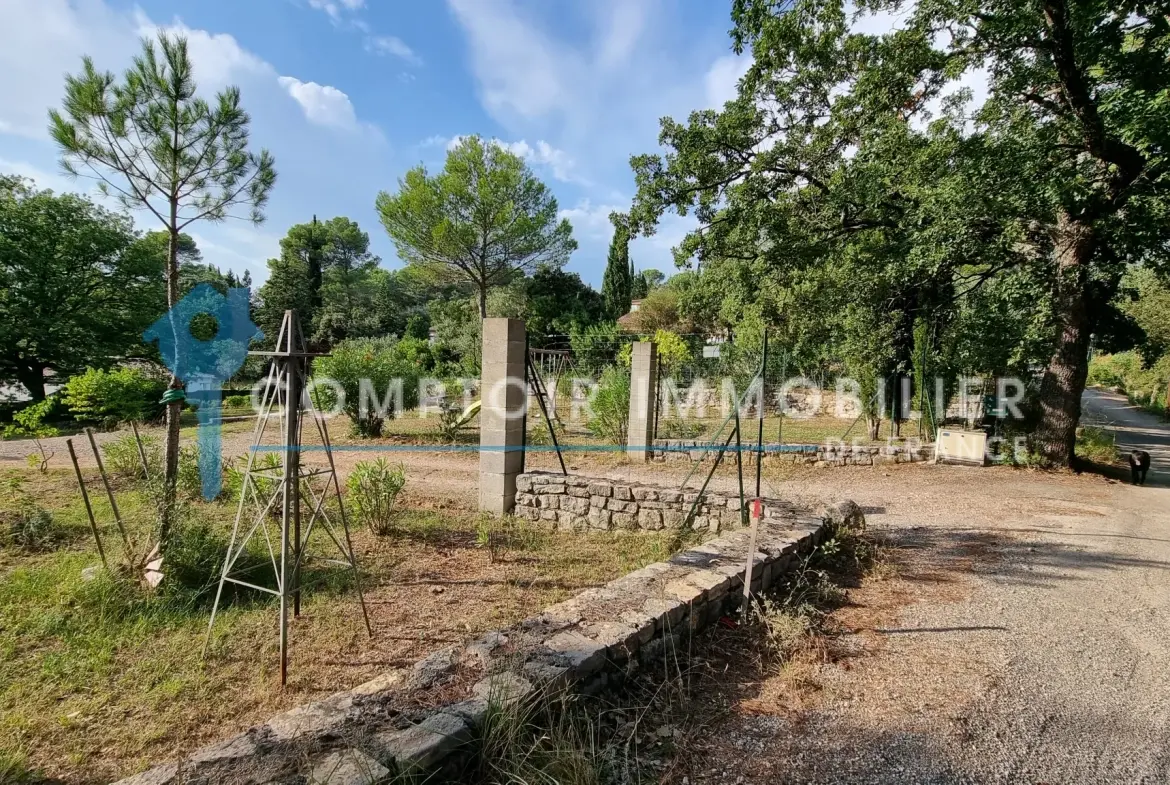 Terrain constructible de 900 m² à vendre à Flayosc dans un quartier résidentiel calme 