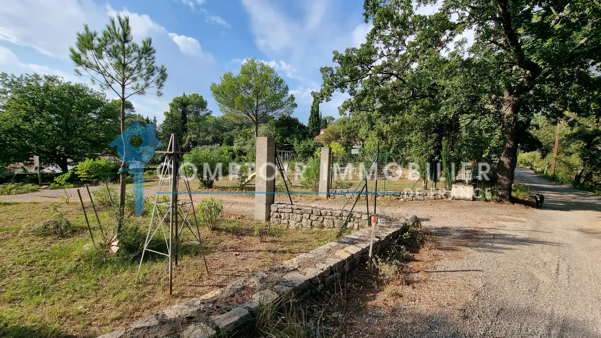 Terrain constructible de 900 m² à vendre à Flayosc dans un quartier résidentiel calme 