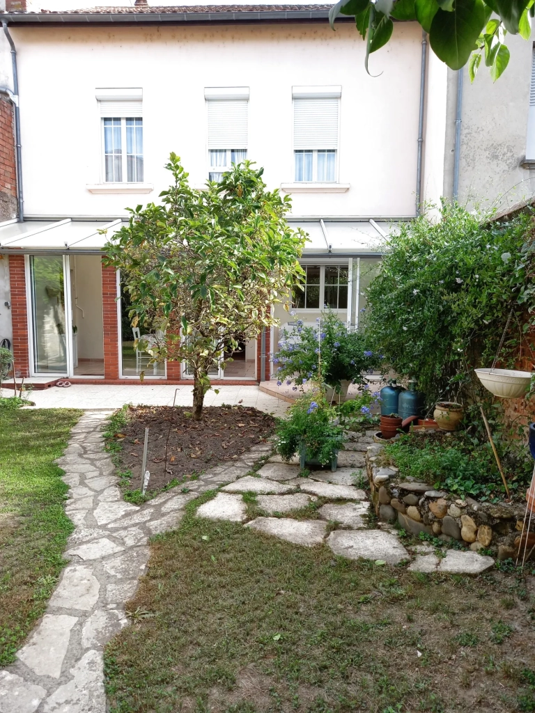 Maison de ville avec jardin et potentiel d'aménagement à Moissac