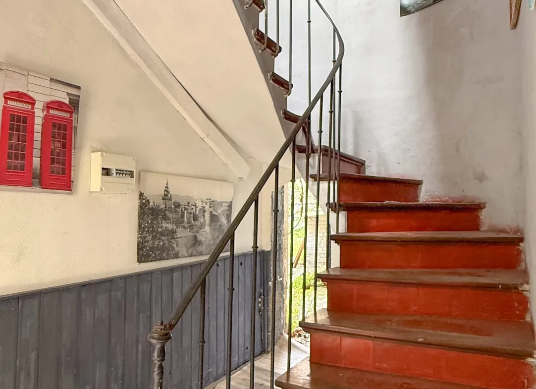Maison de village à rénover à Caderousse avec cour et grands volumes 