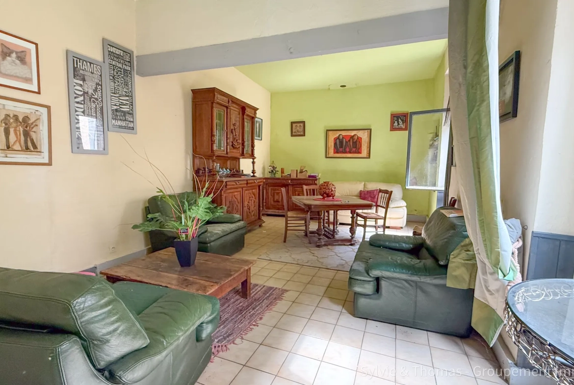 Maison de village à rénover à Caderousse avec cour et grands volumes 