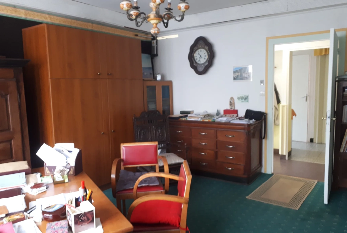 Maison de 166 m² avec jardin arboré et garage à Chatellerault 