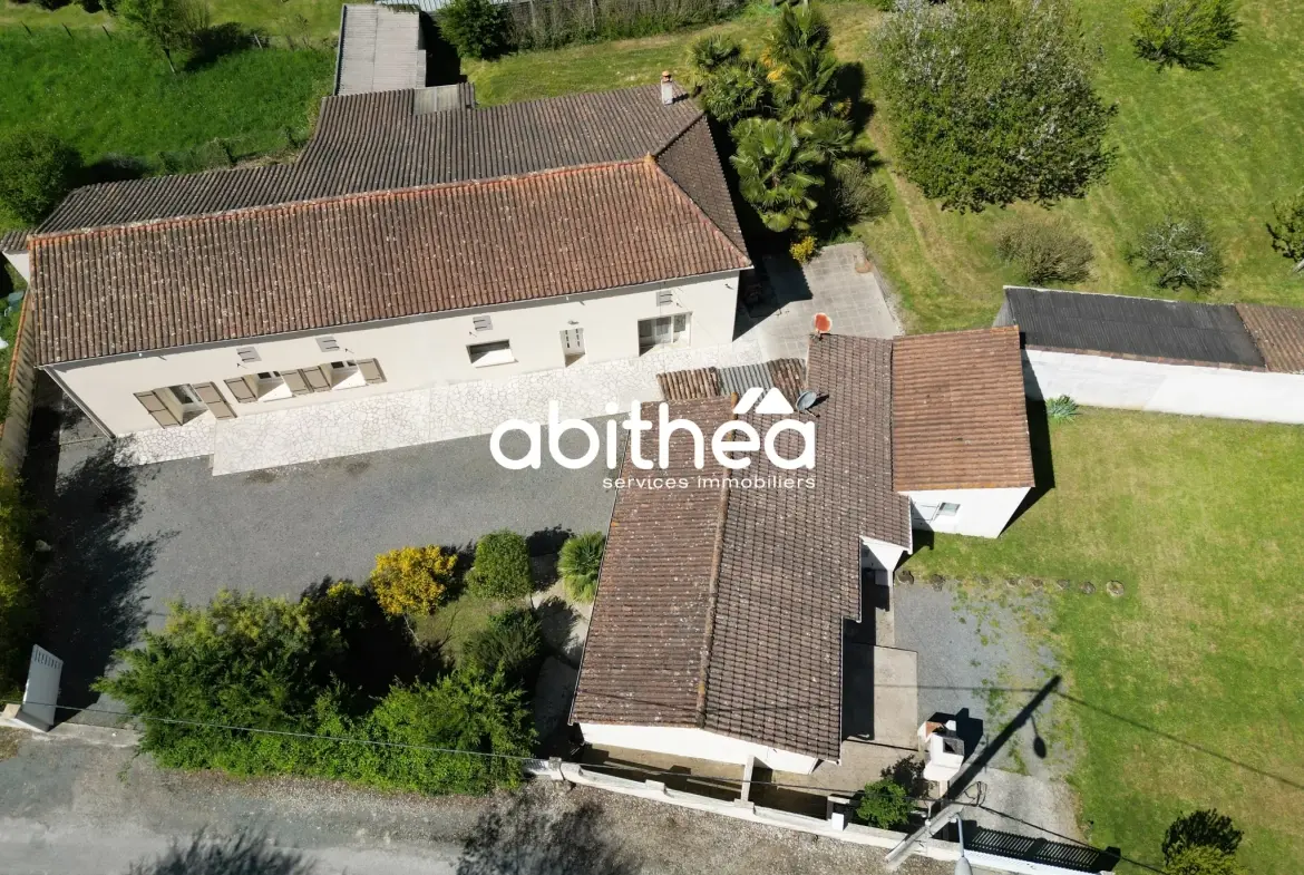 Ensemble immobilier de deux maisons à Sousmoulins en Charente-Maritime 