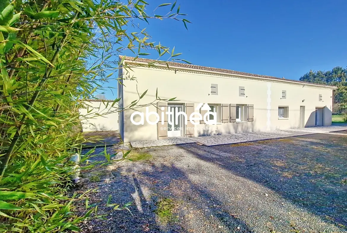 Ensemble immobilier de deux maisons à Sousmoulins en Charente-Maritime 