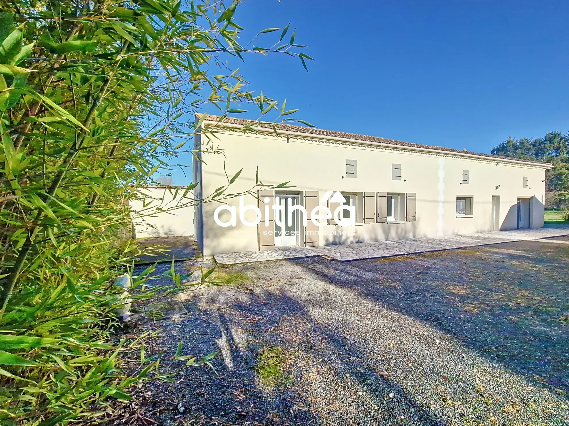 Ensemble immobilier de deux maisons à Sousmoulins en Charente-Maritime 
