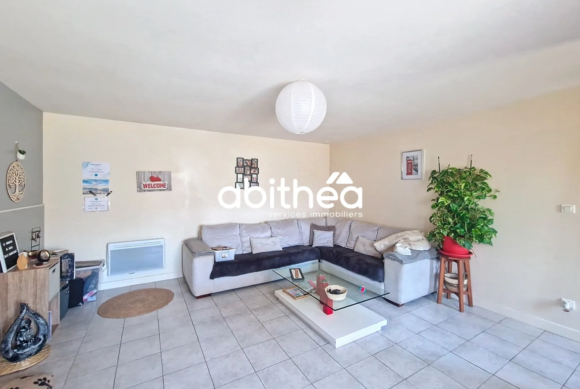 Ensemble immobilier de deux maisons à Sousmoulins en Charente-Maritime 