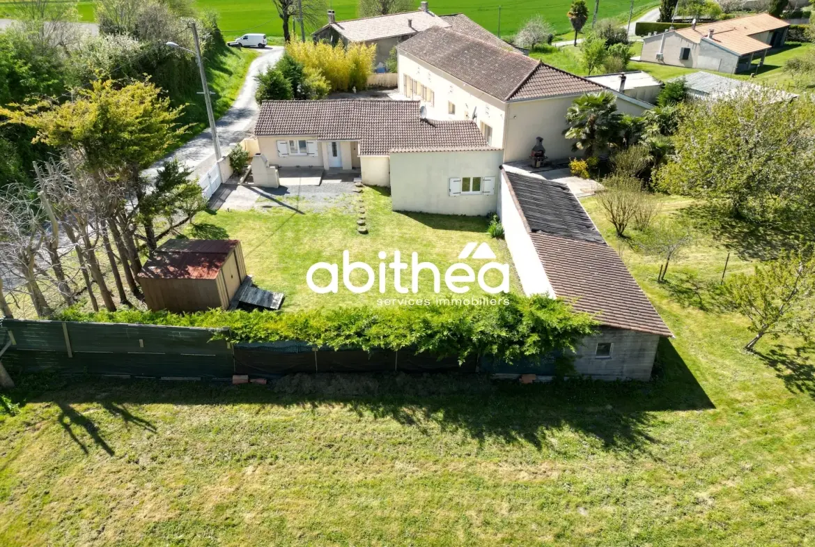 Ensemble immobilier de deux maisons à Sousmoulins en Charente-Maritime 