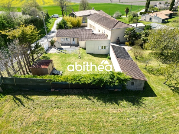 Ensemble immobilier de deux maisons à Sousmoulins en Charente-Maritime