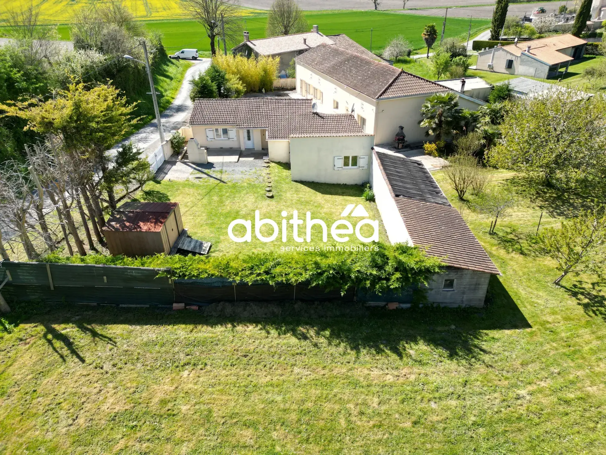 Ensemble immobilier de deux maisons à Sousmoulins en Charente-Maritime 