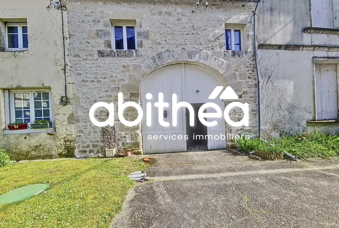 Maison ancienne de 140 m² avec jardin et garage à Saint-Fort sur Gironde 