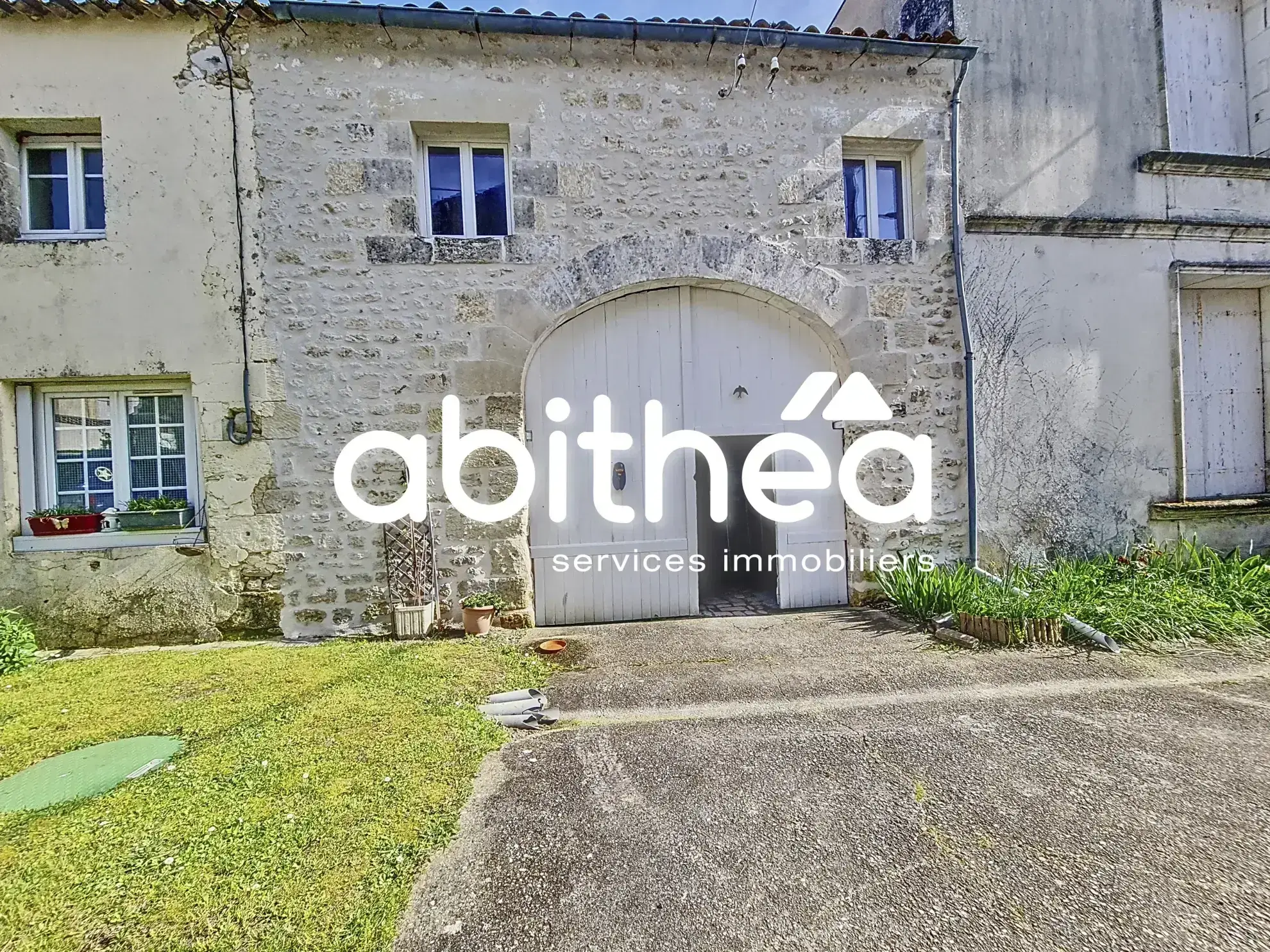 Maison ancienne de 140 m² avec jardin et garage à Saint-Fort sur Gironde 