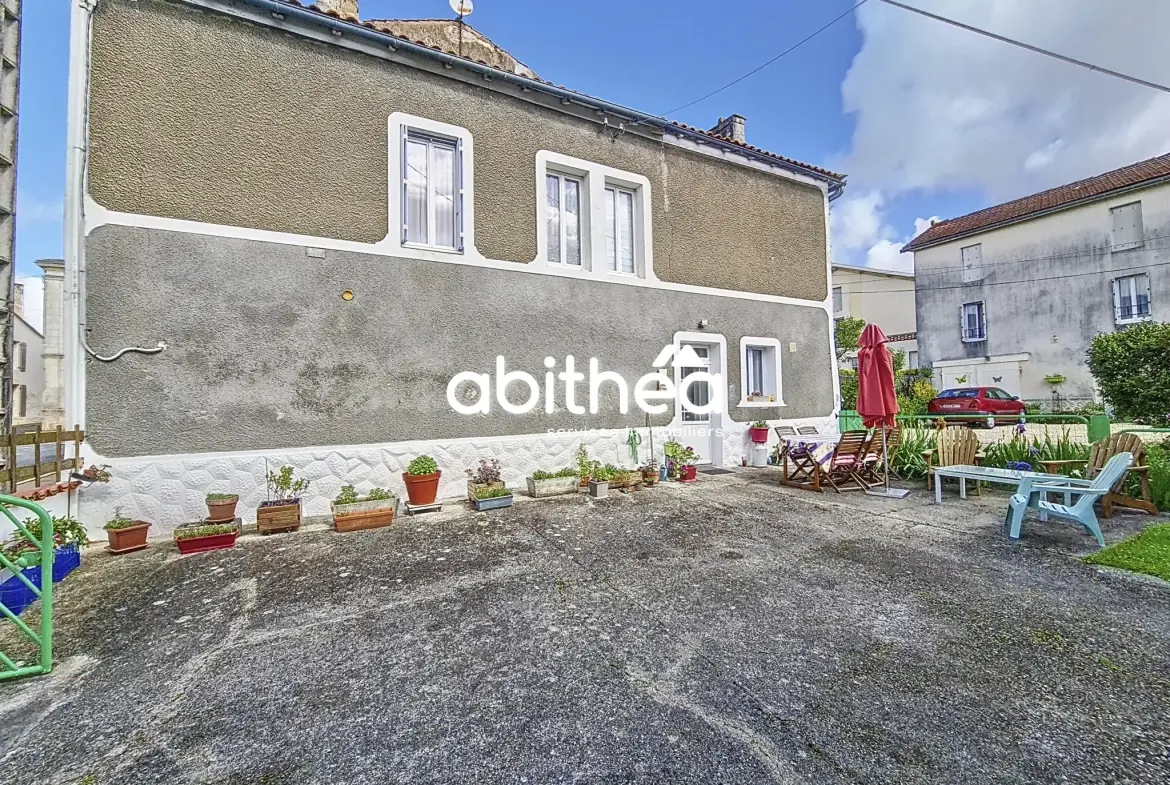 Maison ancienne de 140 m² avec jardin et garage à Saint-Fort sur Gironde 