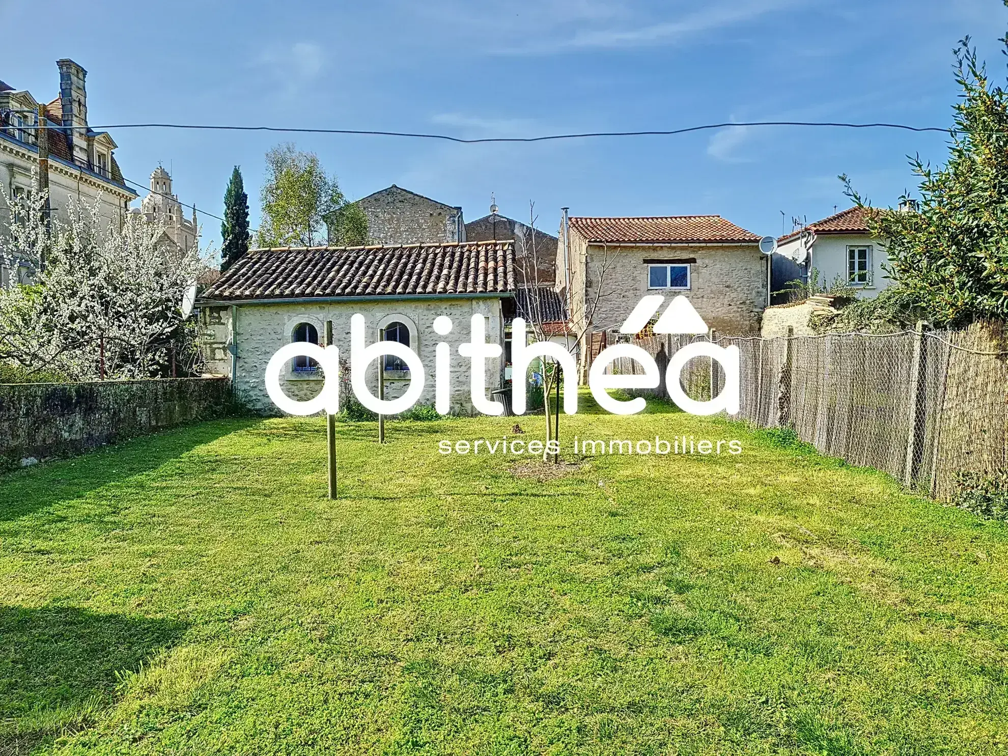 Maison ancienne de 140 m² avec jardin et garage à Saint-Fort sur Gironde 