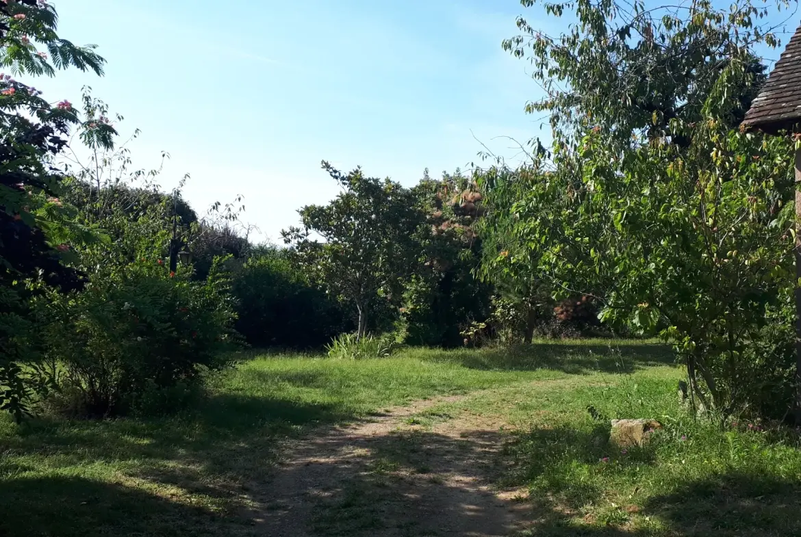 Charmante maison avec annexe et grand terrain à Les Ormes (86) 
