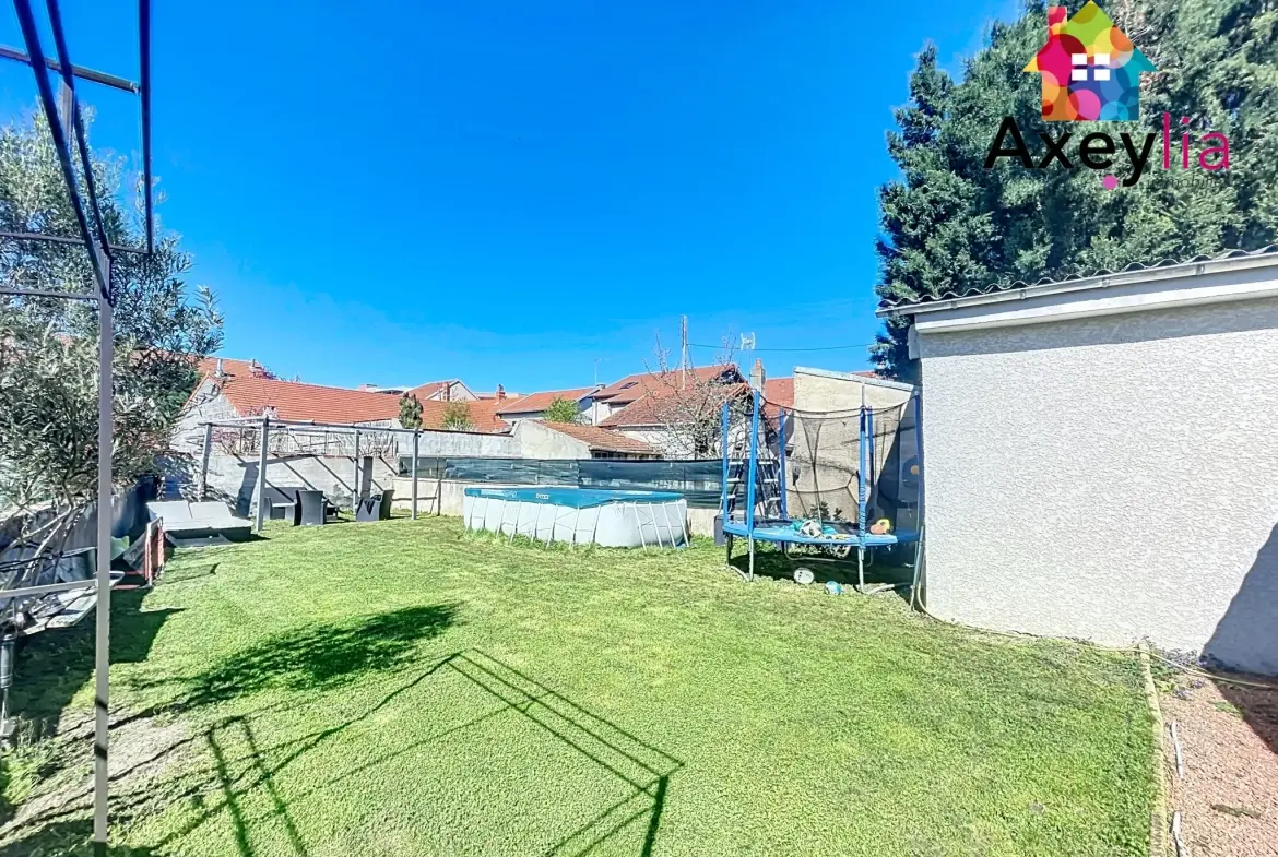 Maison à vendre à Riorges avec piscine et terrain de 500 m² 