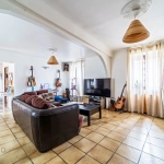 Maison de ville à Maule (78) avec potentiel, 4 chambres, cheminée et travaux à prévoir
