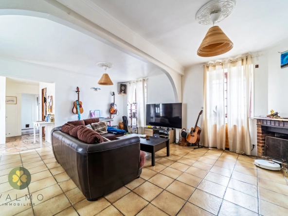 Maison de ville à Maule (78) avec potentiel, 4 chambres, cheminée et travaux à prévoir