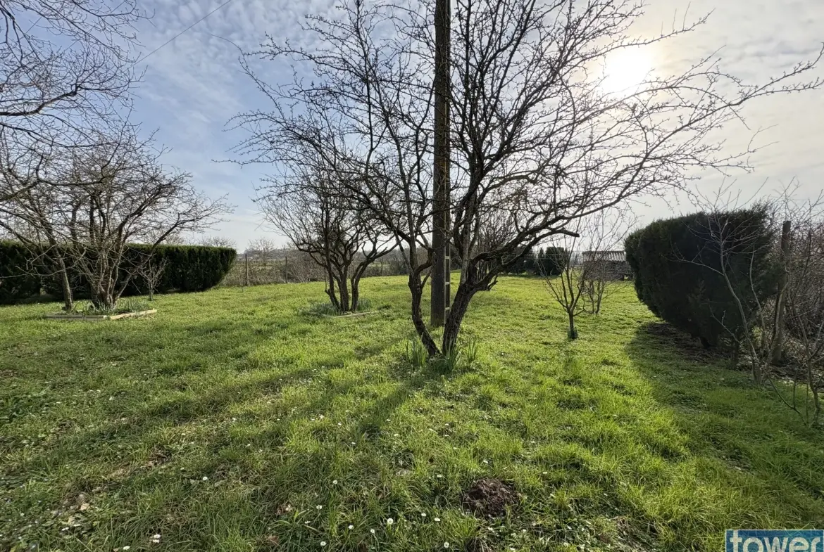 Terrain de loisir arboré de 1170 m² à Le Chay, idéal pour camping et vacances 