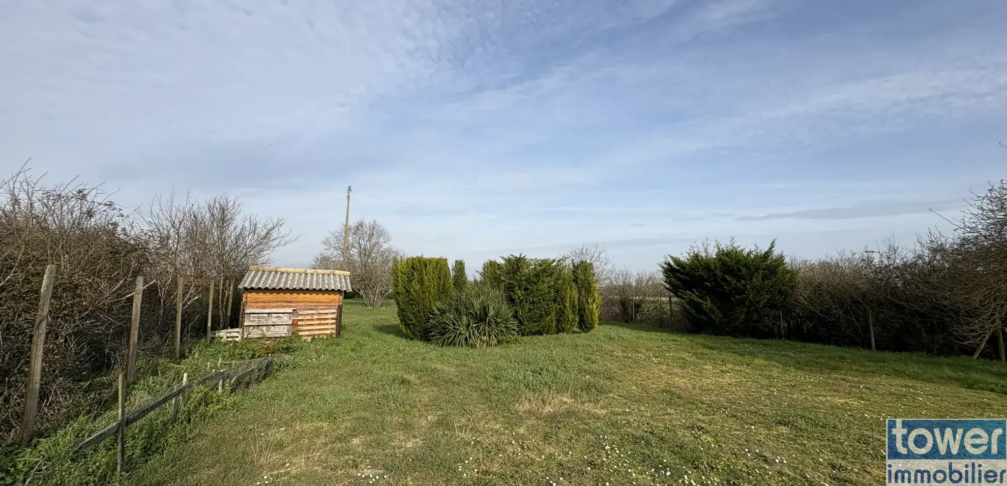 Terrain de loisir arboré de 1170 m² à Le Chay, idéal pour camping et vacances 