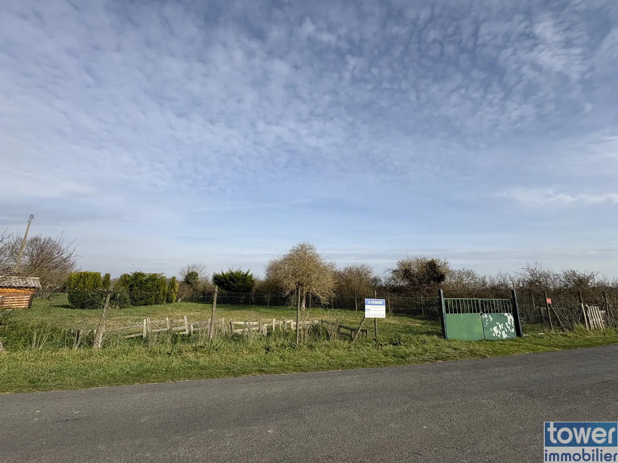 Terrain de loisir arboré de 1170 m² à Le Chay, idéal pour camping et vacances 