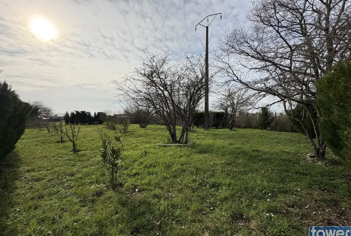 Terrain de loisir arboré de 1170 m² à Le Chay, idéal pour camping et vacances 