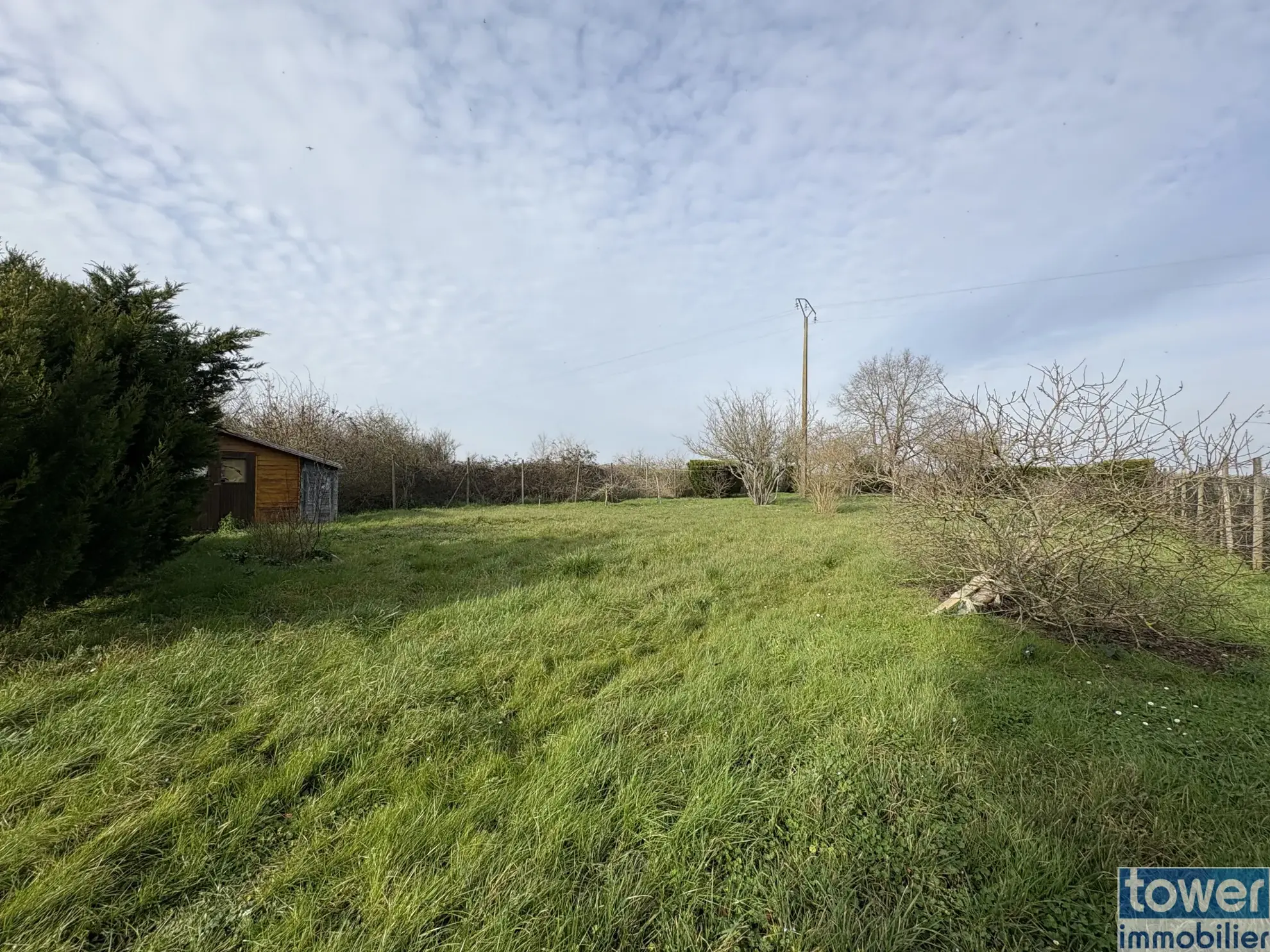 Terrain de loisir arboré de 1170 m² à Le Chay, idéal pour camping et vacances 