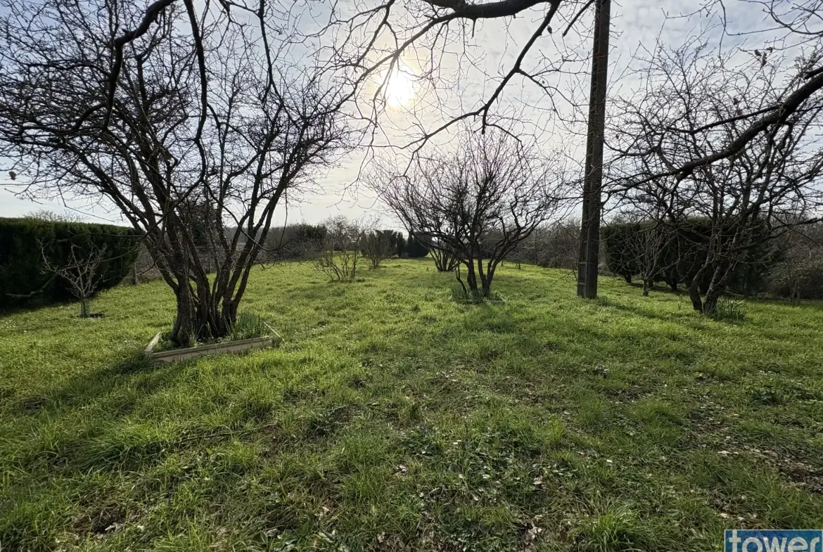 Terrain de loisir arboré de 1170 m² à Le Chay, idéal pour camping et vacances 
