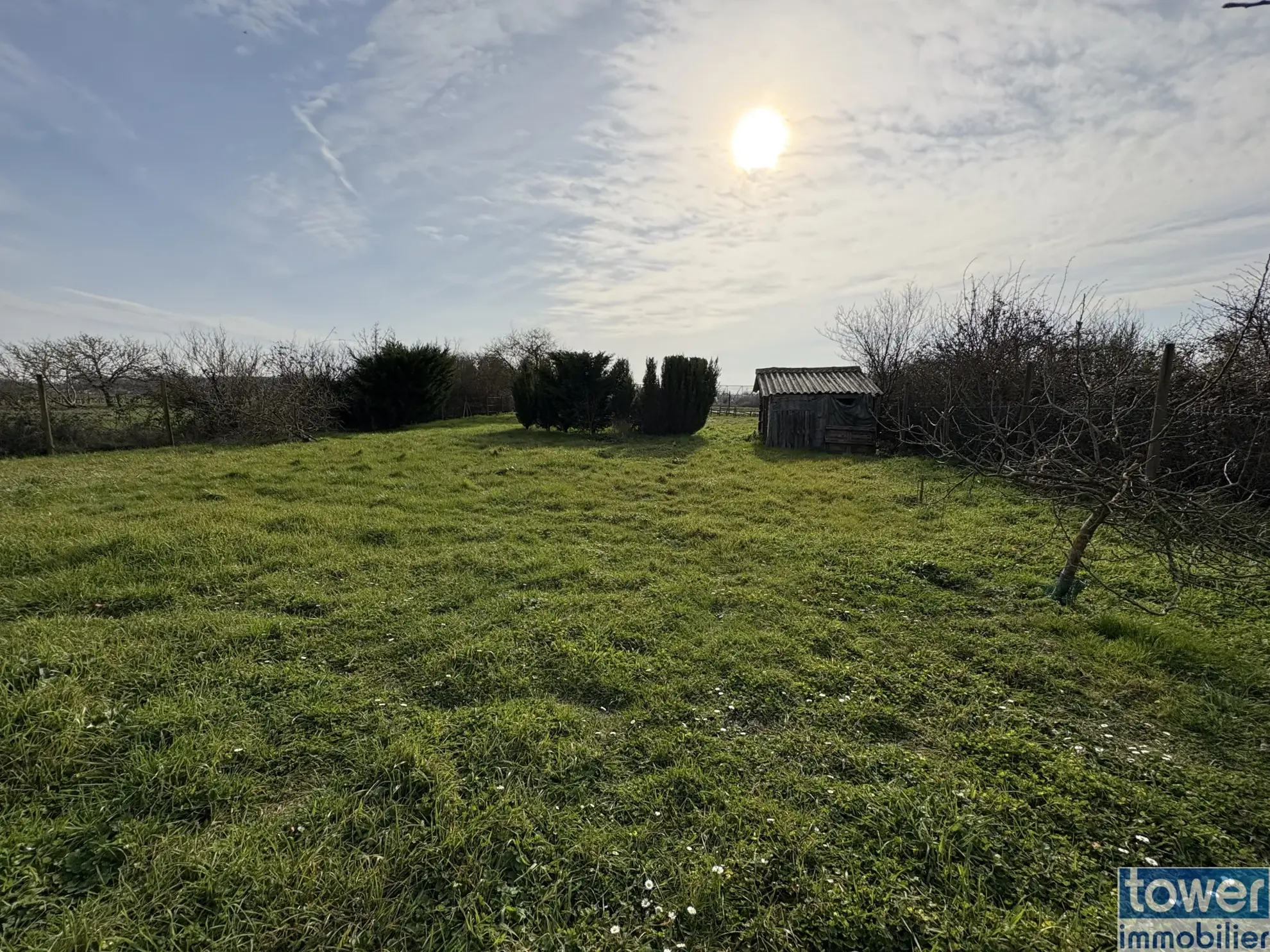 Terrain de loisir arboré de 1170 m² à Le Chay, idéal pour camping et vacances 