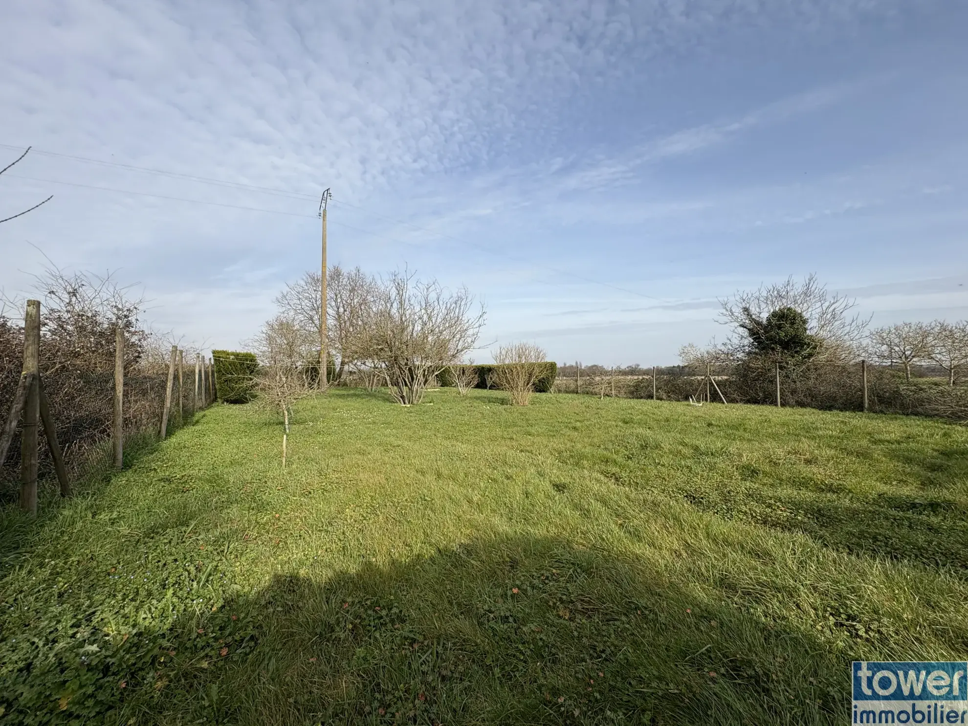 Terrain de loisir arboré de 1170 m² à Le Chay, idéal pour camping et vacances 