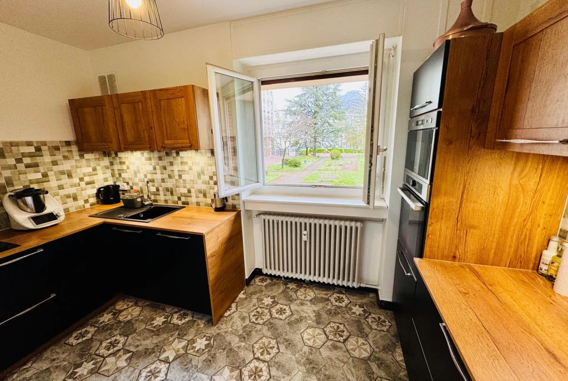 Appartement T4 à Grenoble, 92 m² rénové, proximité clinique Mutualiste 