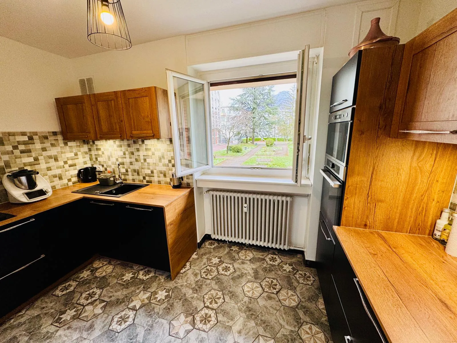 Appartement T4 à Grenoble, 92 m² rénové, proximité clinique Mutualiste 