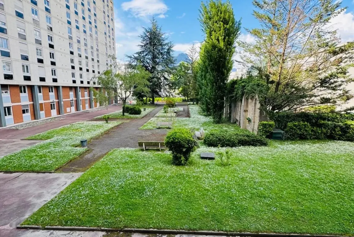 Appartement T4 à Grenoble, 92 m² rénové, proximité clinique Mutualiste 
