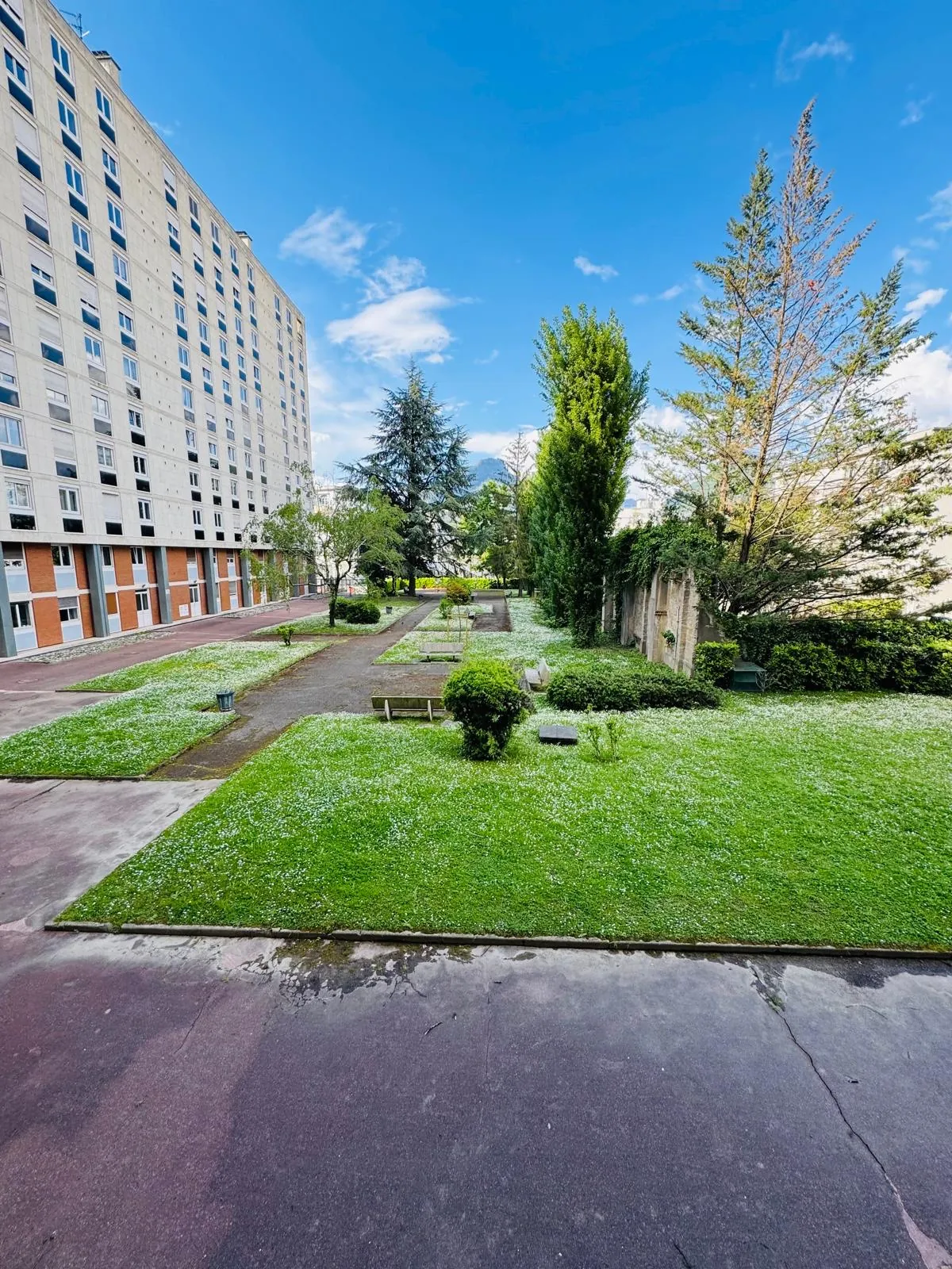 Appartement T4 à Grenoble, 92 m² rénové, proximité clinique Mutualiste 