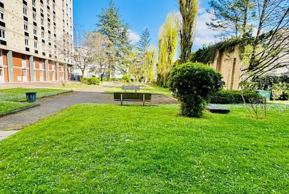 Appartement T4 à Grenoble, 92 m² rénové, proximité clinique Mutualiste 