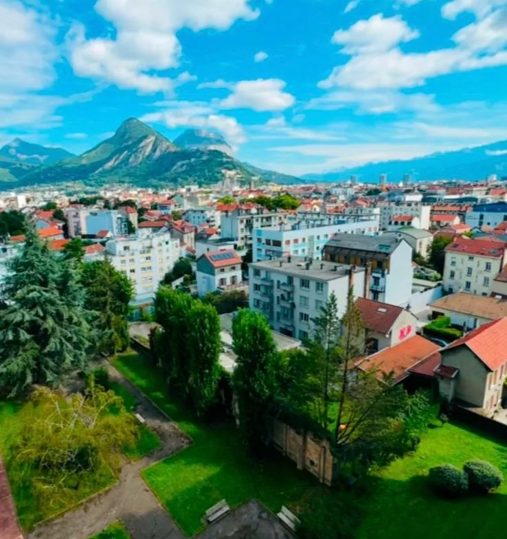 Appartement T4 à Grenoble, 92 m² rénové, proximité clinique Mutualiste 