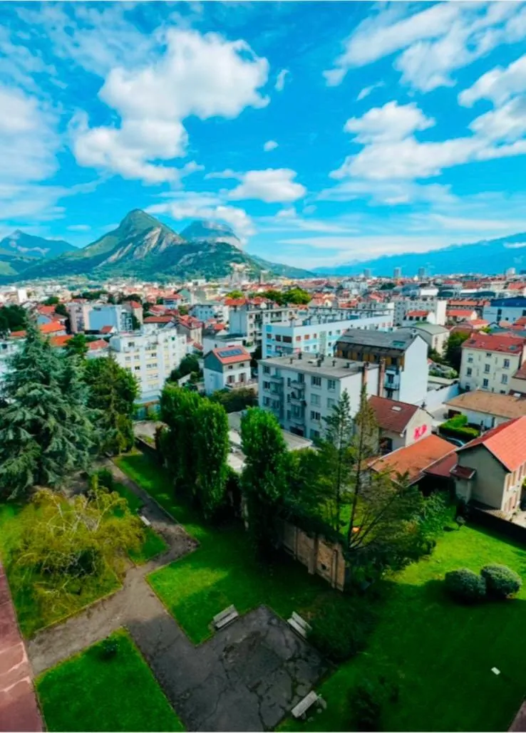 Appartement T4 à Grenoble, 92 m² rénové, proximité clinique Mutualiste 