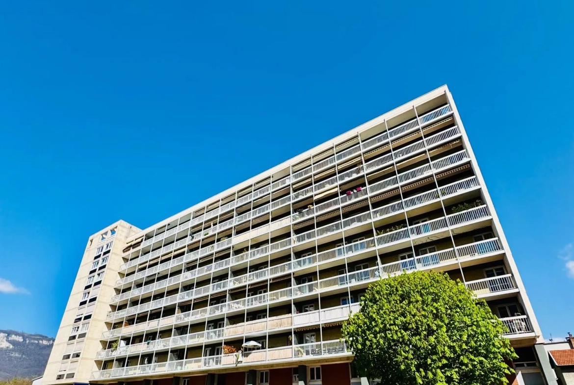 Appartement T4 à Grenoble, 92 m² rénové, proximité clinique Mutualiste 
