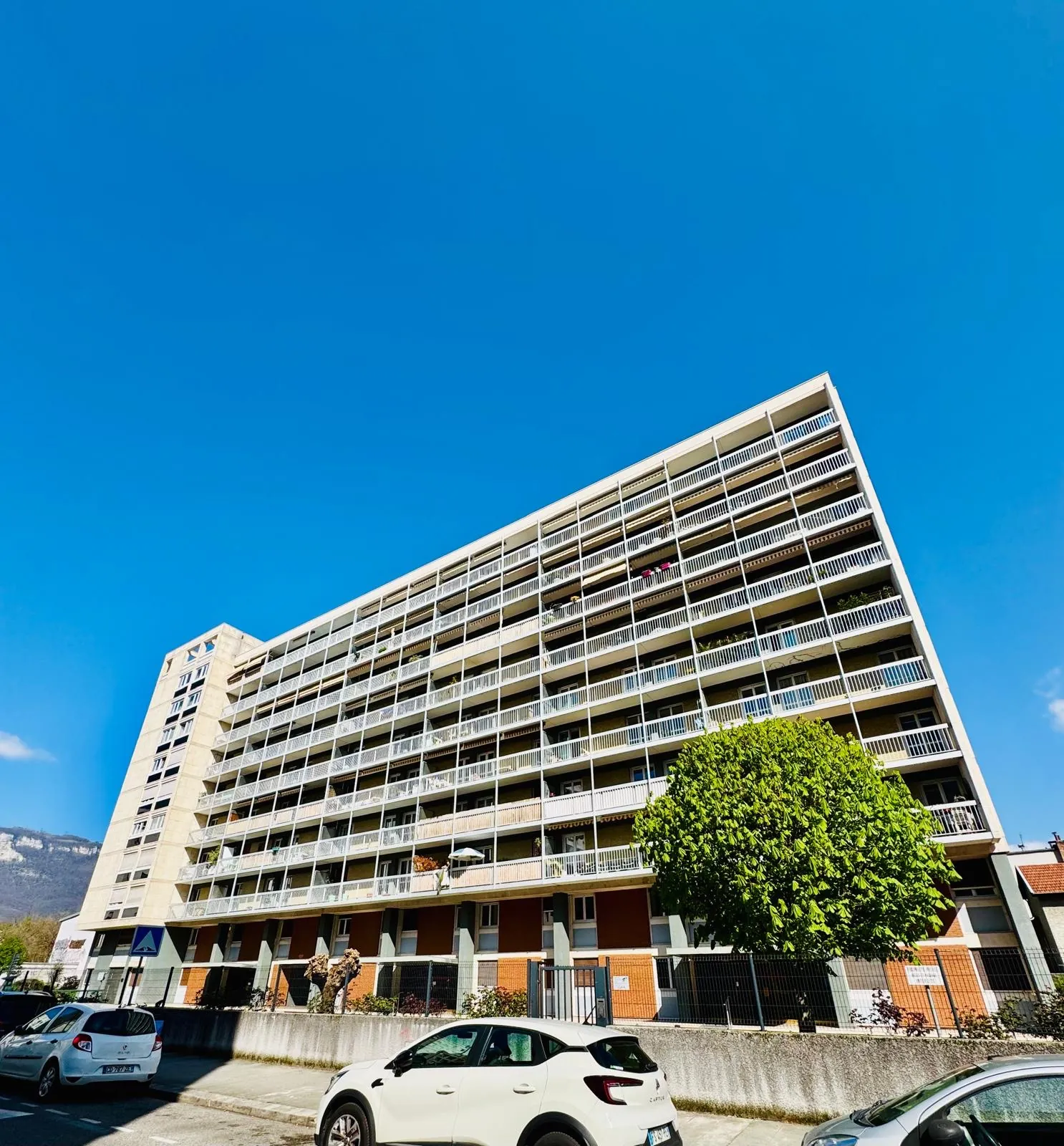 Appartement T4 à Grenoble, 92 m² rénové, proximité clinique Mutualiste 