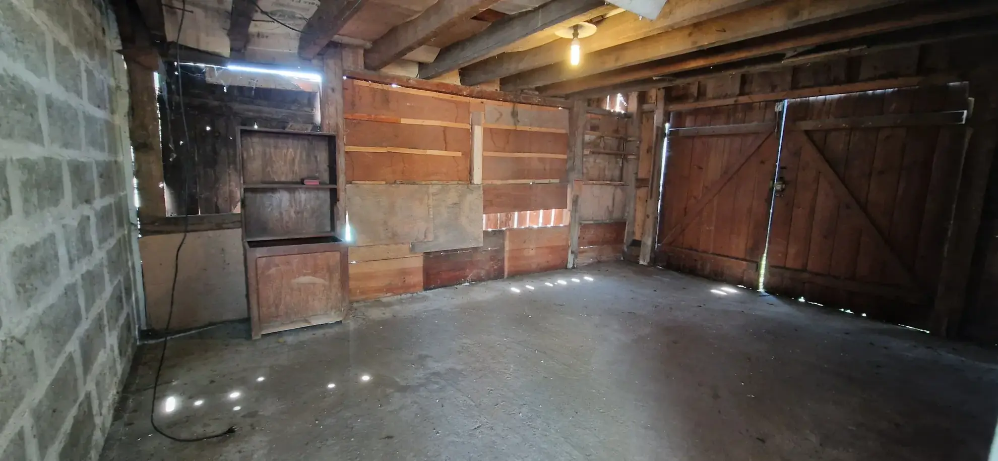 Maison de village à Saint-Symphorien avec garage, jardin et gros potentiel 