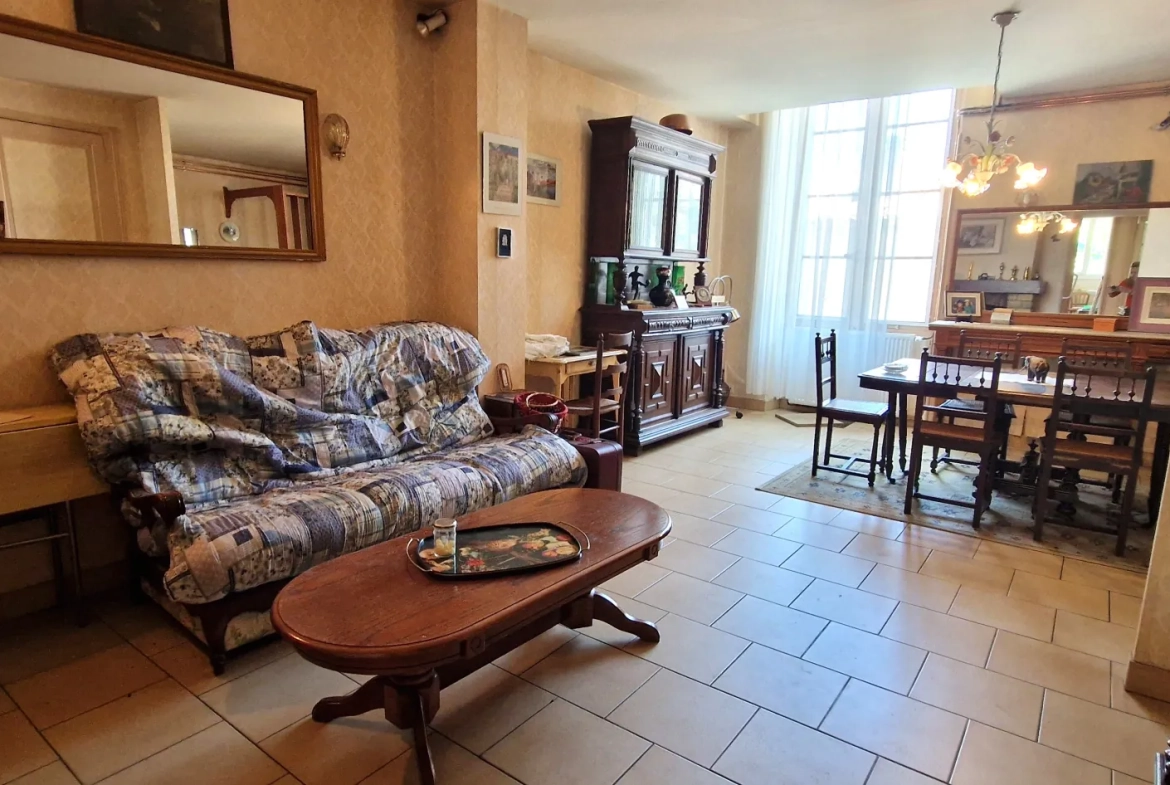 Maison de village à Saint-Symphorien avec garage, jardin et gros potentiel 