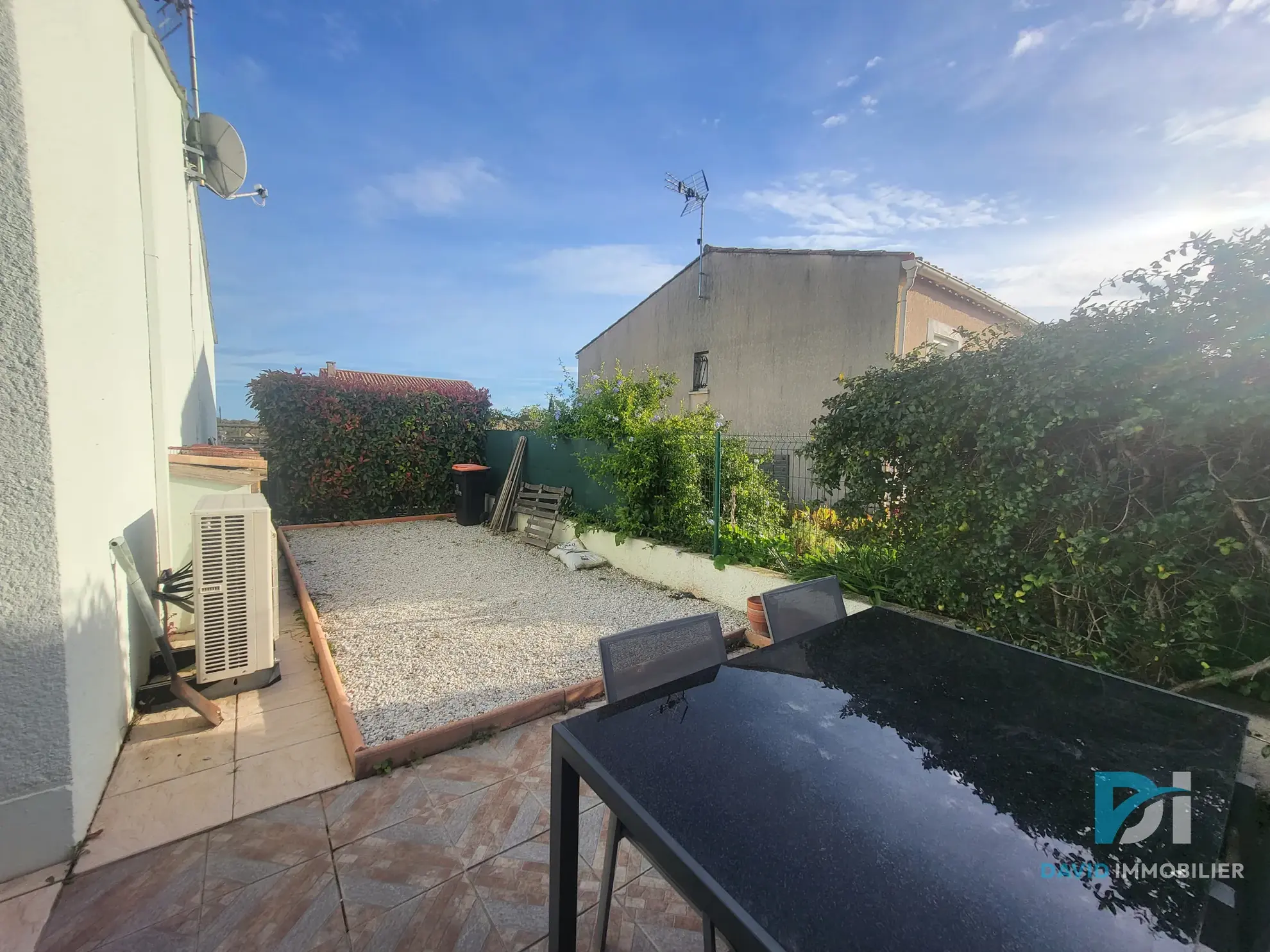 Villa de plain-pied avec piscine à Valros - 3 chambres, garage, économies d'énergie 