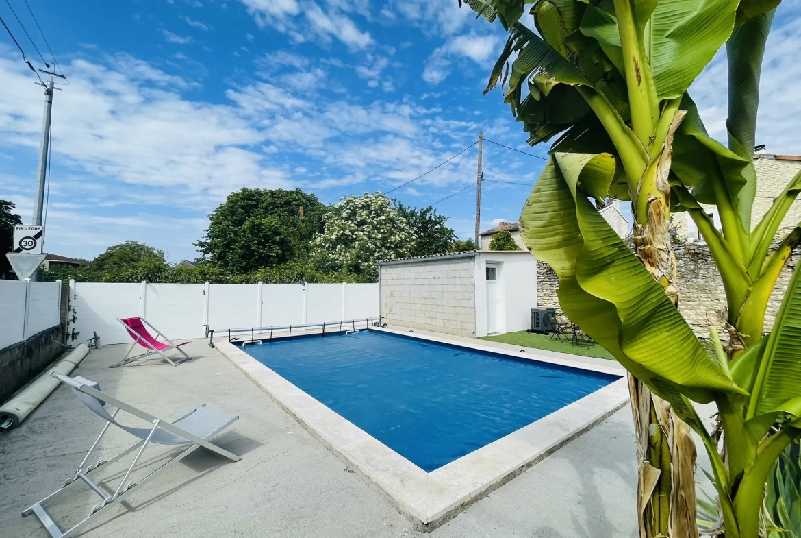 Maison avec piscine à Neuville de Poitou - 105 m² entièrement rénovée 