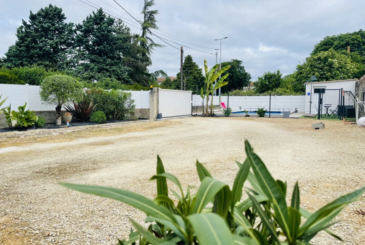 Maison avec piscine à Neuville de Poitou - 105 m² entièrement rénovée 