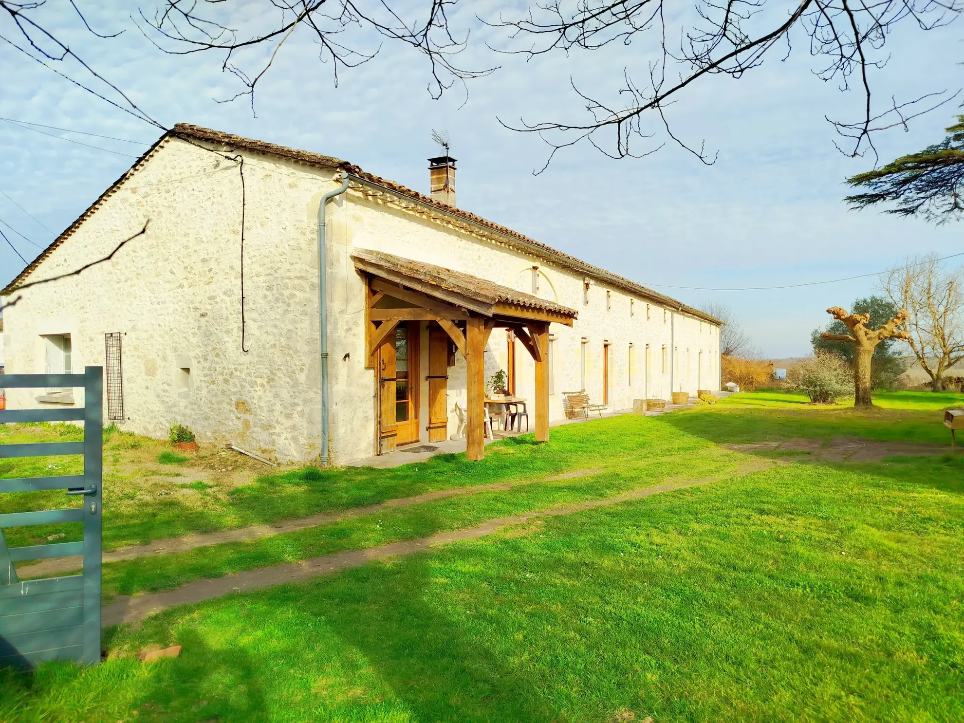 Belle longère en pierre à Soussac avec grand jardin et potentiel de projet immobilier 