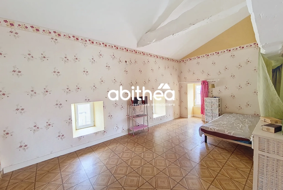 Maison spacieuse de 180 m² avec terrain constructible à Saint-Ciers du Taillon 
