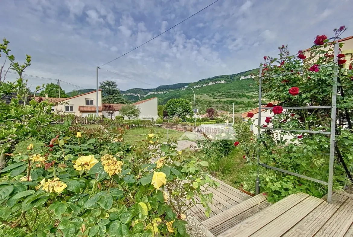 Belle maison de 4 chambres de 113 m² à Millau avec garage et terrasses 